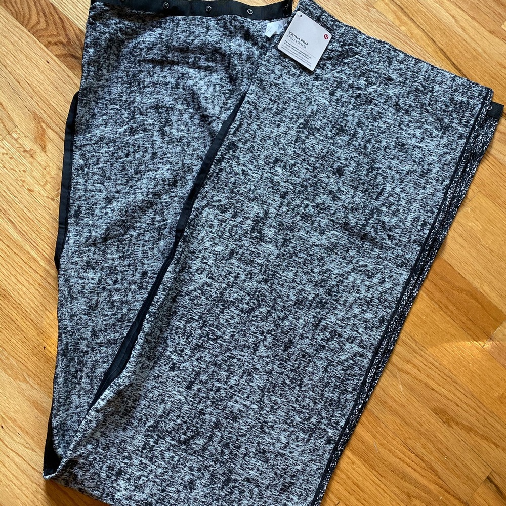 Lululemon 🍋 Vinyasa Wrap Scarf - Picture 2 of 4